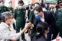 Phó Thủ tướng Vũ Đức Đam động viên, thăm hỏi tình nguyện viên tiêm thử nghiệm vaccine phòng COVID-19 (Ảnh - Hoàng Anh) 