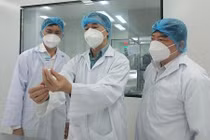 Các chuyên gia kiểm tra vaccine phòng COVID-19 (Ảnh - Anh Văn) 