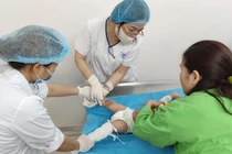 Bác sĩ chăm sóc cho bé bị bỏng nước sôi (Ảnh: Bệnh viện Đa khoa Xanh Pôn) 