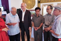 Nhà văn Trầm Hương gặp gỡ nhân chứng lịch sử - Anh hùng LLVT Hồ Đắc Thạnh (người đang nói) - Thuyền trưởng Tàu Không số. Bên cạnh ông là GS.TS nhà văn Trình Quang Phú và các nhà văn đến giao lưu tại buổi khai mạc trại viết. Ảnh: Hoà Bình