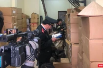 Cơ quan chức năng thu giữ hơn 40.000 cuốn sách giả, sách lậu (Ảnh: FNS) 