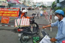 Chốt bảo vệ ra vào theo quy định ở vùng bình thường mới Quận 7- Ảnh: Trần Nguyên Anh