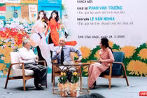 GS Phan Văn Trường trò chuyện tại Đường sách TP.HCM chiều 24/1 về Tết xưa, Tết nay (Ảnh: Hoà Bình) 