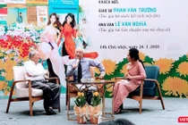 GS Phan Văn Trường trò chuyện tại Đường sách TP.HCM chiều 24/1 về Tết xưa, Tết nay (Ảnh: Hoà Bình) 