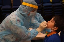 Học sinh Trường phổ thông song ngữ liên cấp Wellspring Saigon lấy mẫu xét nghiệm COVID-19 - Ảnh: BV Nhi Đồng TP.HCM