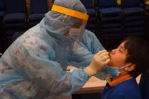 Học sinh Trường phổ thông song ngữ liên cấp Wellspring Saigon lấy mẫu xét nghiệm COVID-19 - Ảnh: BV Nhi Đồng TP.HCM