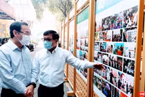 Bí thư thành uỷ TP.HCM Nguyễn Văn Nên và ông Lê Hoàng - Phó Chủ tịch Hội Xuất bản Việt Nam trên Đường sách TP.HCM sáng 15/1/2021 (Ảnh: Hoà Bình) 