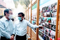 Bí thư thành uỷ TP.HCM Nguyễn Văn Nên và ông Lê Hoàng - Phó Chủ tịch Hội Xuất bản Việt Nam trên Đường sách TP.HCM sáng 15/1/2021 (Ảnh: Hoà Bình) 