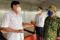 Kiểm tra điểm chốt kiểm soát ngăn chặn xuất, nhập cảnh trái phép và phòng, chống dịch COVID-19 tại khu vực sát biên giới ở huyện Hồng Ngự (Ảnh: Minh Thư)