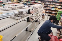 Cố gắng lựa chọn giữa rất ít sự lựa chọn thực phẩm (Ảnh: Hoà Bình)