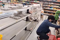 Cố gắng lựa chọn giữa rất ít sự lựa chọn thực phẩm (Ảnh: Hoà Bình)