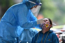 Lực lượng chức năng lấy mẫu xét nghiệm SARS-CoV-2 cho người dân hẻm 77, quận Bình Tân (TP.HCM) vì liên quan ca mắc Covid-19. Ảnh- Phạm Ngôn