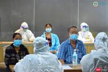 Nhân viên y tế tại Bệnh viện dã chiến số 5 đón bệnh nhân vào điều trị COVID-19 (Ảnh: HCDC) 