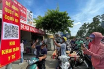 Người dân quét mã khai báo y tế trên điện thoại tại trạm kiểm soát trên đường Nguyễn Kiệm (Gò Vấp) ngày 7/6 (Ảnh: SGGP) 