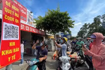 Người dân quét mã khai báo y tế trên điện thoại tại trạm kiểm soát trên đường Nguyễn Kiệm (Gò Vấp) ngày 7/6 (Ảnh: SGGP) 