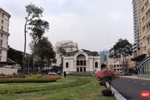 Nhà hát thành phố hiện tại nằm gần ga tàu điện ngầm trung tâm, có vị trí đẹp, dễ thu hút khách (Ảnh: Hoà Bình)