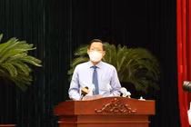 Ông Phan Văn Mãi phát biểu sau khi nhậm chức. Ảnh- Long Hồ