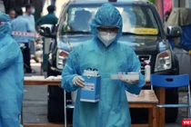 Xét nghiệm khẩn cấp trong khu phong toả - Ảnh: CDC TP.HCM