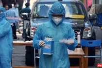 Xét nghiệm khẩn cấp trong khu phong toả - Ảnh: CDC TP.HCM