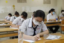 Thí sinh dự thi môn văn tại TP.HCM sáng 7/7 - Ảnh: Như Hùng