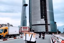 Cuộc sống dần trở lại nhịp độ bình thường mới tại vùng dịch TP.HCM - Ảnh: Hoà Bình