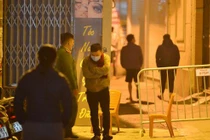 Lực lượng chức năng phong toả khẩn cấp trong đêm 28/1 một số địa điểm có ca dương tính mới (Ảnh: CTV) 