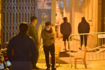 Lực lượng chức năng phong toả khẩn cấp trong đêm 28/1 một số địa điểm có ca dương tính mới (Ảnh: CTV) 