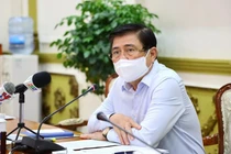 Chủ tịch UBND TP.HCM Nguyễn Thành Phong báo cáo Thủ tướng Chính phủ về những nhiệm vụ trọng tâm thời gian tới và khó khăn vướng mắc phải đối mặt - Ảnh: Huyền Mai
