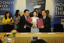 Bà Hoàng Thị Thiêm (áo trắng, ở giữa) tại buổi ra mắt cuốn tự truyện hồi năm 2017. Bên phải là ông Nguyễn Văn Phước - Giám đốc First News (Ảnh: Hoà Bình) 