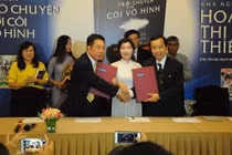 Bà Hoàng Thị Thiêm (áo trắng, ở giữa) tại buổi ra mắt cuốn tự truyện hồi năm 2017. Bên phải là ông Nguyễn Văn Phước - Giám đốc First News (Ảnh: Hoà Bình) 