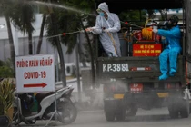 Xe đặc chủng khẩn cấp phun khử trùng BV Bệnh Nhiệt đới - Ảnh: Hữu Khoa