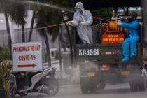 Xe đặc chủng khẩn cấp phun khử trùng BV Bệnh Nhiệt đới - Ảnh: Hữu Khoa