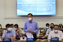 Chủ tịch UBND TP.HCM Phan Văn Mãi trao đổi về tình hình chống dịch. Ảnh: TTBC 