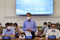 Chủ tịch UBND TP.HCM Phan Văn Mãi trao đổi về tình hình chống dịch. Ảnh: TTBC 