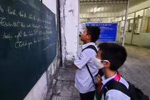 Học sinh Trường THCS - THPT Sương Nguyệt Anh (Q.10, TP.HCM) xem thông báo nghỉ học tránh dịch - Ảnh: Như Hùng 