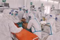 Chăm sóc bệnh nhân nặng tại Trung tâm Hồi sức Covid-19 Bệnh viện Việt Đức tại TP.HCM