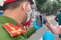 Người dân quét mã QR, đăng ký di biến động, sao lưu vào điện thoại trước khi ra đường