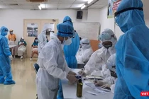 Nhân viên y tế lấy mẫu xét nghiệm giám sát tại Khu chế xuất Tân Thuận. Ảnh: Trung tâm Y tế Quận 7 