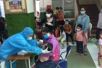 Lấy mẫu cho các trẻ ở Trường mầm non Hoa Phượng Đỏ - Ảnh: CDC TP.HCM