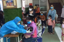 Lấy mẫu cho các trẻ ở Trường mầm non Hoa Phượng Đỏ - Ảnh: CDC TP.HCM