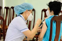 Tiêm vaccine COVID_19 mũi 3 cho người suy giảm miễn dịch và đối tượng có nguy cơ tại TP.HCM. Ảnh: HCDC
