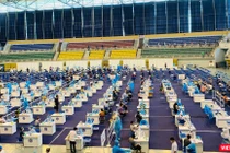 Tiêm chủng COVID-19 tại Nhà thi đấu Phú Thọ gây ý kiến hai chiều (Ảnh: CTV) 