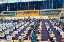 Tiêm chủng COVID-19 tại Nhà thi đấu Phú Thọ gây ý kiến hai chiều (Ảnh: CTV) 