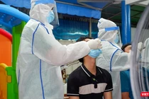 Lấy mẫu xét nghiệm cư dân liên quan chợ Sơn Kỳ (Ảnh: HCDC) 