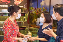 Rửa tay cho thực khách trước khi vào nhà hàng thưởng thức đồ ăn. Ảnh: HB