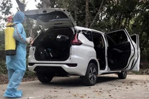 Phun khử khuẩn chiếc xe chở BN1440 (Ảnh: Công an Vĩnh Long)