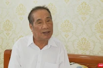 Nhà giáo ưu tú Nguyễn Ngọc Ký ở tuổi trên bẩy mươi vẫn miệt mài viết văn hàng ngày (Ảnh: MCV) 