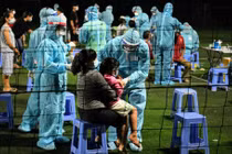 Hơn 0 giờ đêm, công tác lấy mẫu cư dân liên quan "ổ dịch" Hội thánh Phục Hưng vẫn được thực hiện khẩn trương. Ảnh: Lan Chi