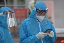 Quay cuồng đưa F0 đi cách ly ở tâm dịch TP.HCM; các đội truy vết F0 gọi điện từ sáng tới tối, nhiệm vụ càng lúc càng căng thẳng khi số ca nhiễm lên cao (Ảnh: HCDC) 