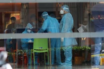 Nhân viên y tế lấy mẫu xét nghiệm tại khách sạn Sheraton (88 Đồng Khởi, quận 1, TP.HCM). Phụ bếp của khách sạn này vừa có kết quả dương tính. Ảnh: Quỳnh Danh